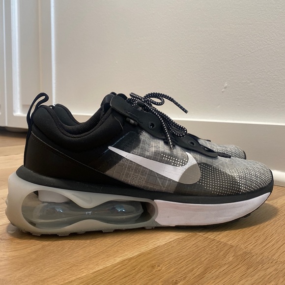 HARDLY WORN NIKE AIR MAX - Picture 1 of 7